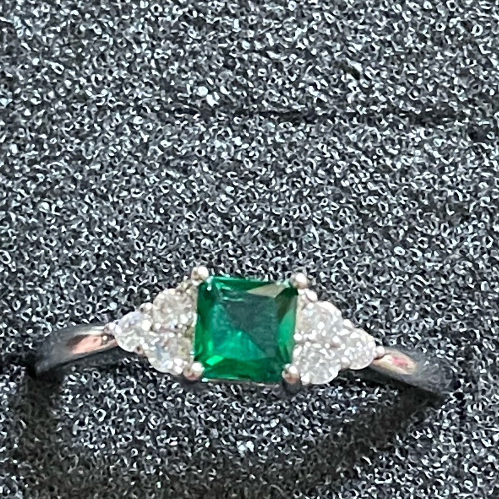 WOMENS RING